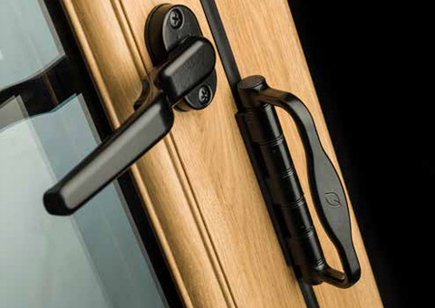 Aluminium bi-folding door handle and lock